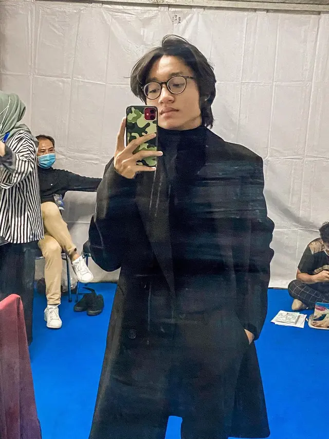 Pesona Seleb Pria dengan Rambut Gondrong