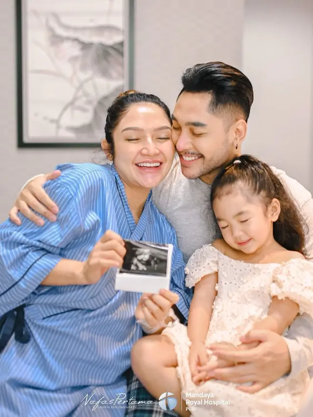 Momen Siti Badriah dan Krisjiana Baharudin bersama anak pertamanya, Xarena Zenata Denallie Baharudin (Instagram/@sitibadriahh)