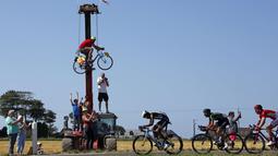 Pebalap beraksi dalam Etape 6 Tour de France yang menempuh jarak 191.5-km dari Abbeville menuju Le Havre, Prancis,. (9/7/2015). (REUTERS/Eric Gaillard)