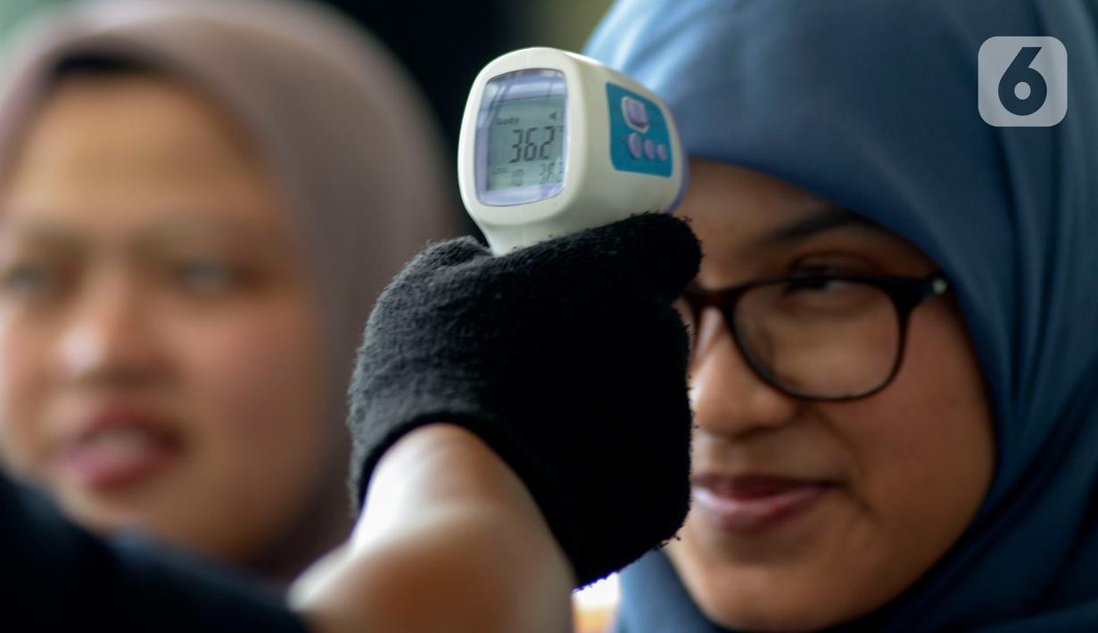 Pekerja menjalani pemeriksaan suhu tubuh di salah satu perkantoran di Jakarta, Selasa (3/3/2020). Pemeriksaan suhu tubuh tersebut untuk mengantisipasi penyebaran virus corona atau COVID-19 di lingkungan kerja. (merdeka.com/Imam Buhori)