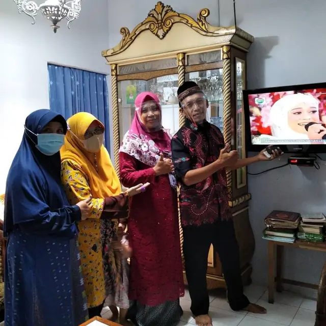 Kocak, 7 Potret Penggemar Kondangan Online di Pernikahan Lesti-Billar