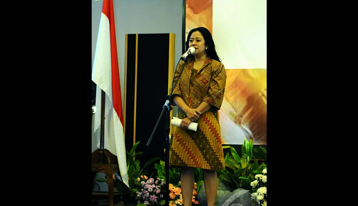 Puan Maharani selaku Menko Kesra baru memberikan pidato usai serah terima jabatan, Jakarta, Selasa (28/10/2014). (Liputan6.com/Andrian M Tunay)