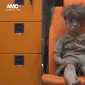 Omran Daqneesh, salah satu bocah yang berhasil diselamatkan dari reruntuhan gedung di Aleppo, Suriah (17/8). Omran selamat dari reruntuhan gedung akibat serangan jet tempur milik pemerintah Suriah. (REUTERS)