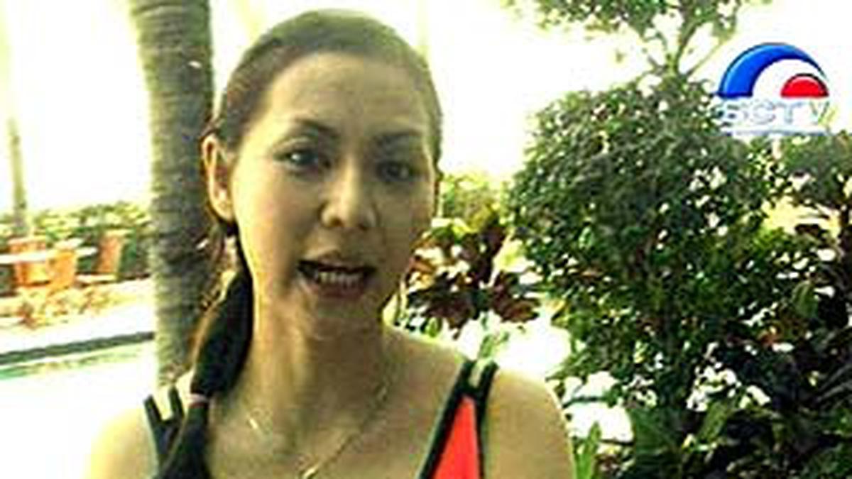 Tessa Kaunang Gemar Berenang - ShowBiz Liputan6.com