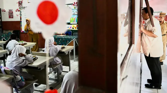 Presiden Prabowo Subianto kembali meninjau langsung pelaksanaan program makan bergizi gratis (MBG) di sekolah, Senin (10/2/2025). (Biro Pers Kepresidenan).