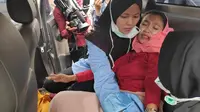 Seorang mahasiswi korban asap mengalami sesak napas ketika berdemonstrasi di kantor Gubernur Riau. (Liputan6.com/M Syukur)