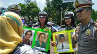 Kids Zaman Now Tidak Bisa menyebutkan nama pahlawan ketika ditilang. Purbalingga, Jumat (10/11/2017). (Liputan6.com/Galoeh Widura)