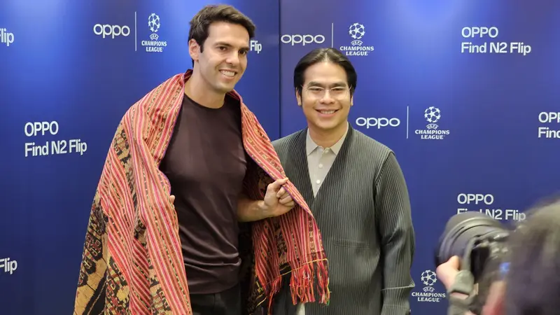 Kaka bersama Patrick Owen dari Oppo Indonesia