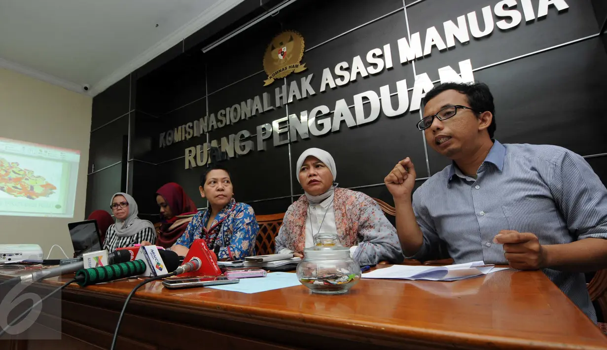 Masyarakat yang mengatas namakan Peduli Riau mengadu Kepada Komnas HAM, Jakarta, Jumat (18/9/2015) Menurut data satelit NASA dari Januari- September 2015 sebanyak 2085 titik api terjadi di bulan Juli. (Liputan6.com/Helmi Afandi)