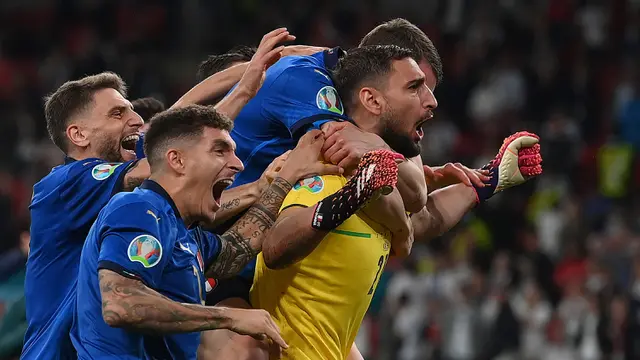 Foto: Gianluigi Donnarumma Raih Yashin Trophy 2021 usai Singkirkan Edouard Mendy dan Jan Oblak dalam Rangkaian Penghargaan Ballon d'Or 2021