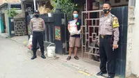 Polsek Serang, Kota Serang, Banten, Bantu Beras Bagi Warga Yang Sedang Isolasi Mandiri. (Selasa, 13/07/2021). (Dokumentasi Polsek Serang).