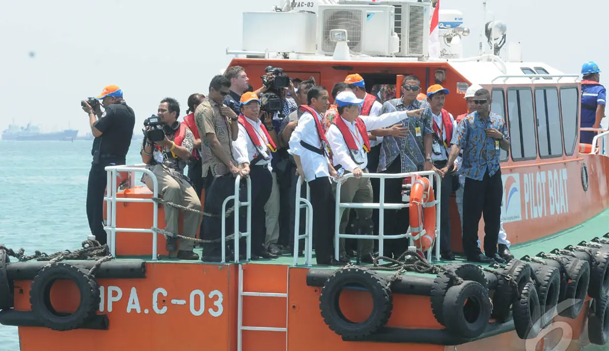 Gubernur DKI Jakarta Jokowi blusukan ke pelabuhan bongkar muat peti kemas Tanjung Priok, Jakarta, Selasa (23/9/2014) (Liputan6.com/Herman zakharia)