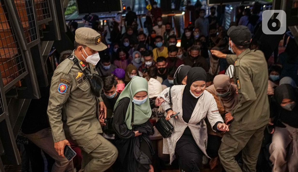 Warga berebut naik ke spot balkon JPOS Phinisi di kawasan Karet, Jakarta, Minggu (20/3/2022). Setiap hari warga ramai sekadar berswafoto dan pesepeda yang menjajal lift guna menyeberang. Tak ayal mengakibatkan kerumunan di atas JPOS Phinisi. (Liputan6.com/Faizal Fanani)