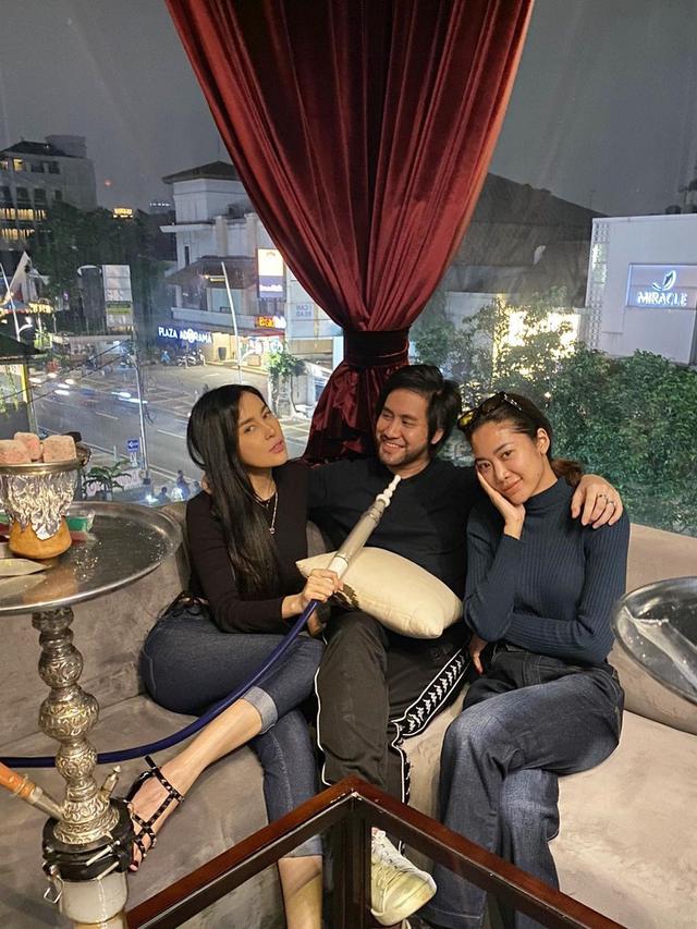 6 Potret Kebersamaan Vicy Melanie dan Widi Vierratale, Curi Perhatian