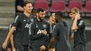 Pemain Manchester United, Bruno Fernandes bercanda dengan Aaron Wan-Bissaka saat sesi latihan jelang laga Liga Europa di Stadion Rhein Energie, Cologne, Minggu (9/8/2020). Manchester United akan berhadapan dengan Copenhagen. (AFP/Sascha Steinbach)