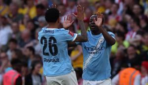 Jeremy Doku (kanan) merayakan golnya ke gawang Southampton saat Manchester City menang 2-1 pada semifinal Piala FA 2025/2026, Sabtu (25/4/2026) malam WIB. (AFP / Adrian Dennis)