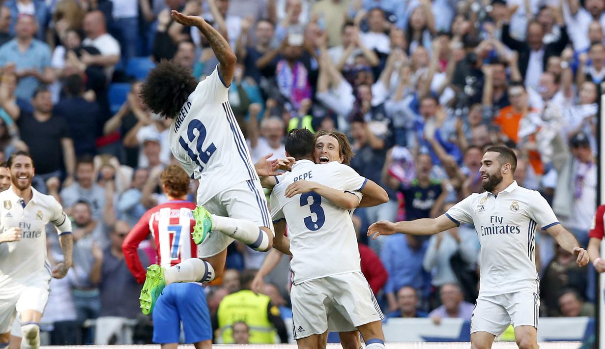 Para pemain Real Madrid merayakan gol Pepe saat menjamu Atletico Madrid pada laga La Liga di Santiago Bernabeu stadium, Madrid, (8/4/2017). Real Madrid bermain Imbang 1-1 dengan Atletico. (AP/Daniel Ochoa de Olza)