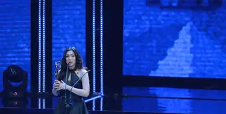 Penyanyi muda yang tengah naik daun, Isyana Sarasvati, meraih penghargaan kategori Solo Pria/Wanita Soul/RnB Terbaik di ajang Anugerah Musik Indonesia (AMI) Awards 2015. (Galih W. Satria/Bintang.com)