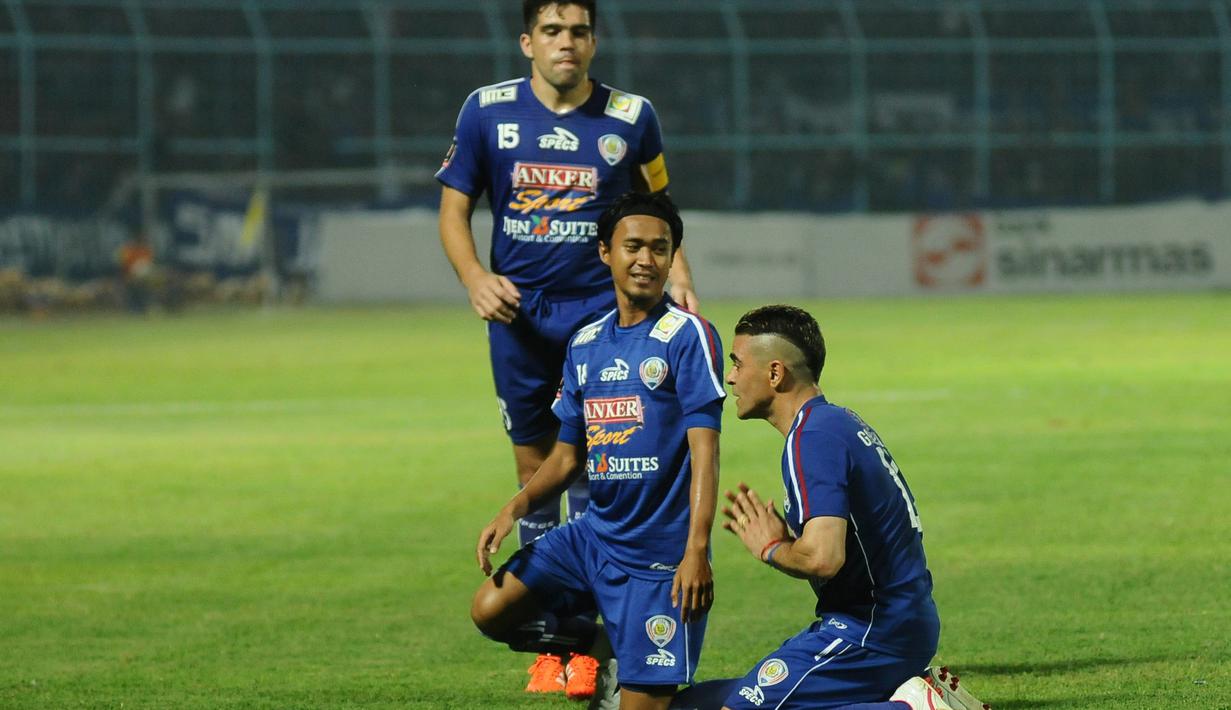 Pemain Arema Indonesia Christian Gonzales merayakan gol bersama rekannya pada semifinal leg pertama Piala Presiden di Stadion Kanjuruhan, Malang, Sabtu (3/10/2015). Arema bermain imbang 1-1 melawan Sriwijaya. (Bola.com/Kevin Setiawan)