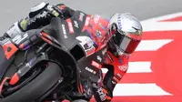 Pembalap Aprilia, Aleix Espargaro saat mengikuti MotoGP Catalunya 2024. (LLUIS GENE / AFP)