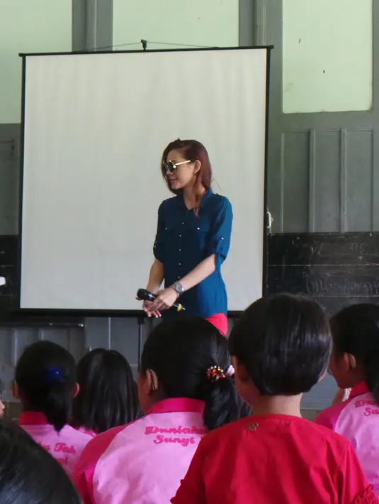 Selain itu Shae juga diminta untuk memberikan motivasi pada para siswi agar mereka bersemangat dalam menjalani hidup dan meraih cita-cita mereka. (Dreses Putranama/Bintang.com)