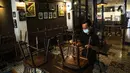 Pekerja menata kursi di salah satu restoran di Jakarta, Kamis (29/7/2021). Kepala Dinas Pariwisata dan Ekonomi Kreatif (Disparekraf) DKI Jakarta Gumilar Ekalaya mengatakan, Pemprov DKI Jakarta akan mewajibkan pengunjung salon dan restoran sudah divaksin COVID-19. (Liputan6.com/Faizal Fanani)