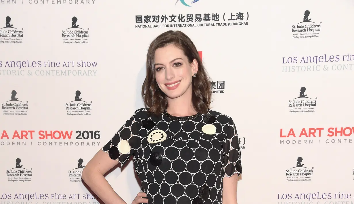 Anne Hathaway rupanya terharu sekaligus sangat bahagia ketika putra pertamanya lahir. Menurut sumber yang dekat dengannya, Anne Hathaway sempat menitihkan airmata. (AFP/Bintang.com)