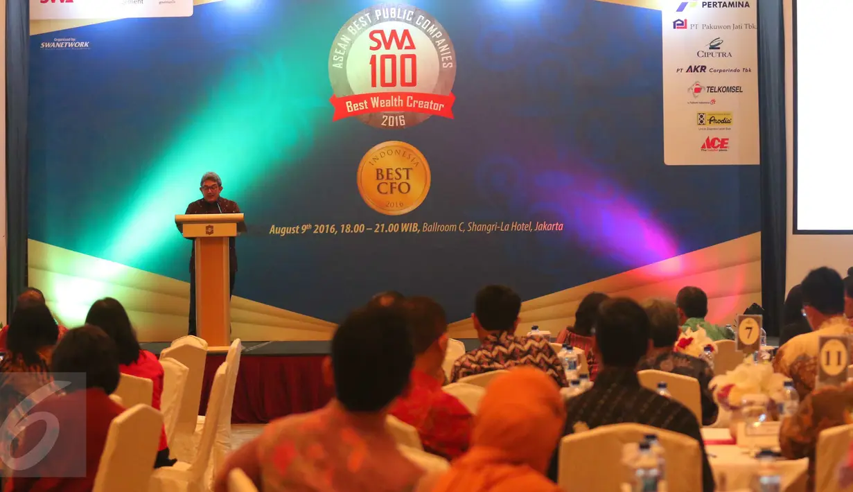 Acara penghargaan Asean Best Public Companies SWA 100 di Jakarta, Selasa (9/8). Dalam acara ini, SCM mendapatkan penghargaan Best  Wealth Creator 2016. (Liputan6.com/Angga Yuniar)