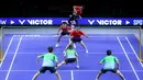 M Rian Ardianto (atas) dari Tim Rockets melakukan smash ke arah tim Blitzers dalam laga pertama 3v3 Badminton XL 2025 yang berlangsung di Istora Senayan, Jakarta, Jumat (03/10/2025). (Bola.com/Bagaskara Lazuardi)