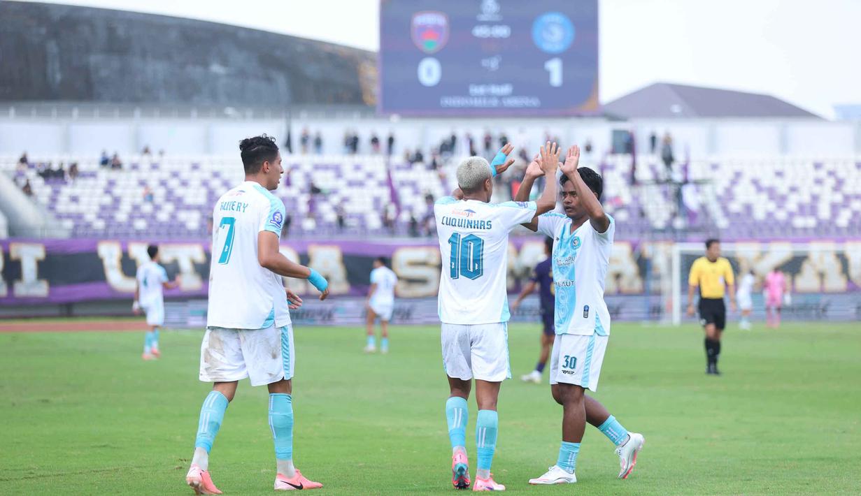 Sementara, PSBS Biak yang sempat unggul terlebih dahulu lewat Rgol Ruyery Blancos pada menit 45+1. Tampak dalam foto, pemain PSBS Biak merayakan gol yang dicetak Rgol Ruyery Blancos pada laga pekan ke-21 BRI Super League 2025/2026 melawan Persita di Stadion Indomilk Arena, Tangerang, Banten, Senin (16/2/2026). (Bola.com/M Iqbal Ichsan)