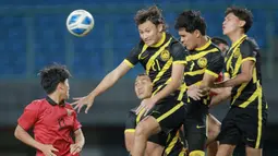 Pemain Timnas Malaysia U-19, Muhammad Haiqal, berusaha menyundul bola saat melawan Timnas Laos U-19 pada laga final Piala AFF U-19 2022 di Stadion Patriot Chandrabhaga, Bekasi, Jumat (15/7/2022). (Bola.com/Bagaskara Lazuardi)