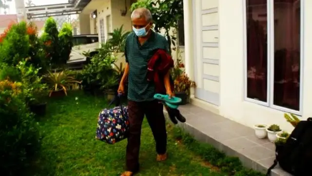 Warga Pekanbaru mengungsi membawa koper serta masker karena kabut asap hasil kebakaran hutan dan lahan.