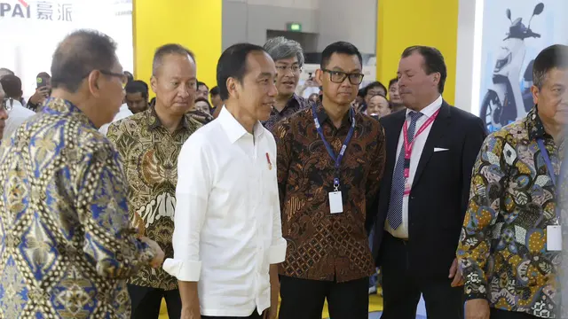 Presiden Joko Widodo (Jokowi) didampingi Direktur Utama PT  PLN (Persero) Darmawan Prasodjo saat menghadiri Periklindo Electric Vehicle Show (PEVS) 2024 di JIExpo Kemayoran, Jakarta. (Dok PLN)