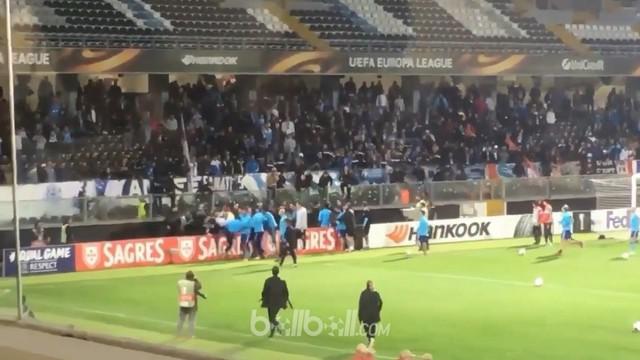 Patrice Evra mendapat kartu merah setelah menendang suporter lawan. This video is presented by Ballball.