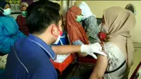 Lurah di Bekasi mendadak menjadi tenaga vaksinator. (Foto: Istimewa)