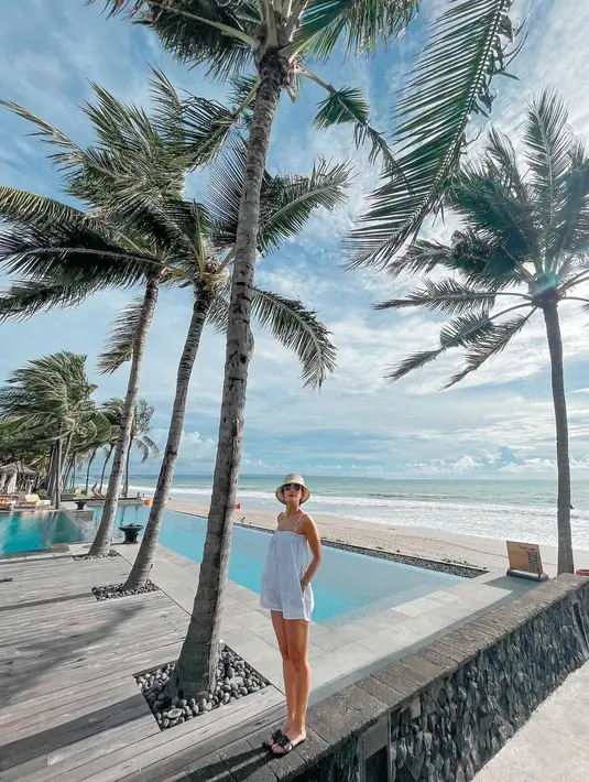 "Setelah beberapa minggu gua sekolah, pas banget gua sakit. Emang sakit gak enak badan, tapi gua lemes-lemesin. Gua akting, pokoknya udah deh pas nyokap gua lihat, 'Pulang ibu'. Perubahan iklim aja itu," papar Luna Maya. (Instagram/lunamaya)