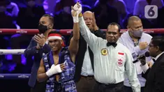 Petinju Indonesia Ongen Saknosiwi (kiri) saat dinyatakan menang atas Jirawat Thammachot (Thailand) pada duel kelas bulu bertajuk MPRO Evolution Fight Series 2022 di Balai Sarbini, Jakarta, Jumat (1/7/2022). Ongen Saknosiwi hanya butuh dua ronde untuk meraih kemenangan knockout (KO) atas petinju Thailand Jirawat Thammachot. (Liputan6.com/Helmi Fithriansyah)