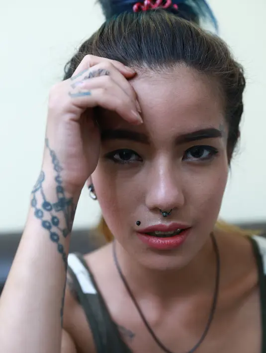 Setelah resmi pindah ke Bali, Sheila Marcia menekuni usaha bisnis sulam alis, bibir dan tatto. (Galih W. Satria/Bintang.com)
