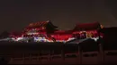 Sebuah pertunjukan cahaya di dalam Kota Terlarang terlihat selama perayaan Festival Lentera di Beijing, Selasa (19/2). Acara ini menandai pertama kalinya Kota Terlarang dibuka pada malam hari dalam rentang waktu 94 tahun lamanya. (NICOLAS ASFOURI / AFP)