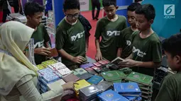 Sejumlah anak mencari buku yang mereka inginkan pada Islamic Book Fair 2019 di Jakarta Convetion Center, Jakarta, Rabu (27/2). Pameran buku ini berlangsung hingga 3 Maret. (Liputan6.com/Faizal Fanani)