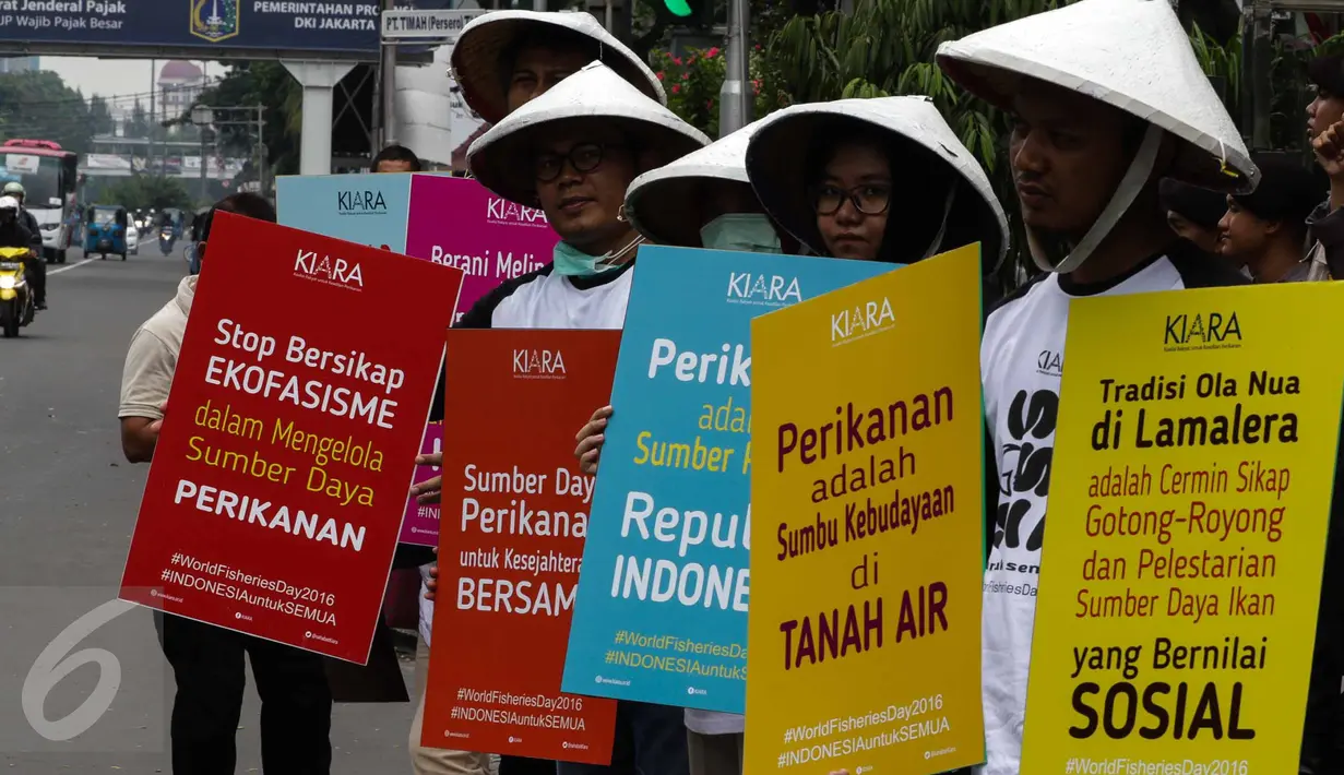 Para pengunjuk rasa melakukan aksi di depan gedung KKP, Jakarta (21/11). Aksi ini mengajak masyarakat Indonesia untuk menjaga sumber daya kelautan dari ancaman kerusakan dan penangkapan ikan ilegal. (Liputan6.com/Faizal Fanani)