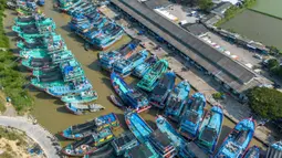 Kenaikan harga solar industri, dari kisaran Rp 17.000 menjadi Rp 26.000 hingga Rp 30.000 lebih per liter, telah memicu krisis serius bagi sektor perikanan tangkap di wilayah Pantura, seperti di Juwana, Kabupaten Pati, Jawa Tengah. Tampak dalam foto, pemandangan udara menunjukkan kapal-kapal nelayan berlabuh di Pelabuhan Juwana, Jawa Tengah, Rabu 6 Mei 2026. (Devi RAHMAN/AFP)