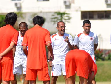 Pelatih Persija, Bambang Nurdiansyah, memberikan pengarahan kepada pemain Persija saat menggelar latihan di Lapangan Kusuma Agrowisata, Batu, Malang, Rabu (4/11/2015). (Bola.com/Kevin Setiawan)