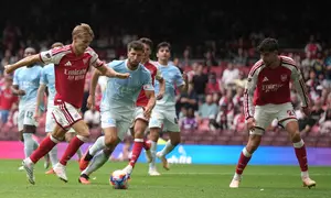 Pemain Arsenal Martin Odegaard (kiri) mencetak gol ketiga timnya dalam laga final FA Community Shield antara Arsenal vs Manchester City di Cardiff, Wales, Minggu, 16 Agustus 2026. (AP Photo/Alastair Grant)