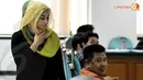 Istri terdakwa kasus korupsi dan pencucian uang kuota impor daging sapi Ahmad Fathanah, Sefti Sanustika saat akan duduk di depan majelis hakim untuk menjadi saksi. (Liputan6.com/Abdul Aziz Prastowo)