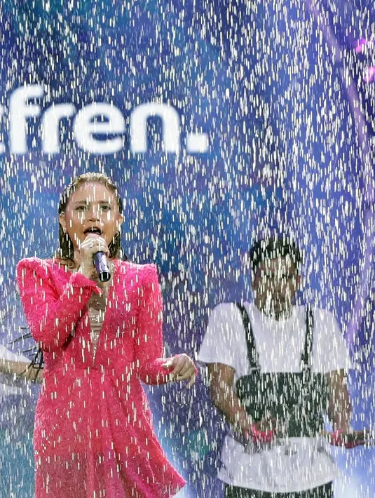 Rossa tampil basah-basahan di Smartfren WOW Concert 2019, Jumat (20/9/2019) malam. (Bambang E Ros/Fimela.com)