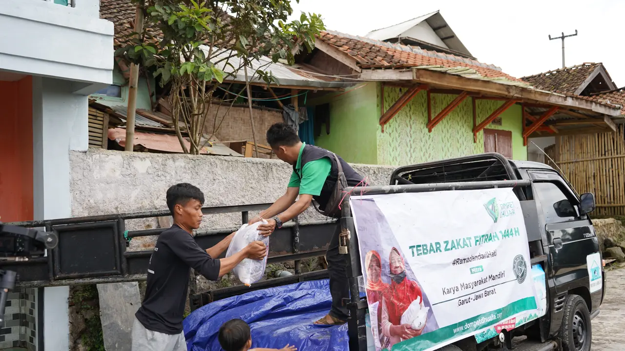 Zakat fitrah pada masa Rasulullah Saw diberikan dalam bentuk makanan pokok.