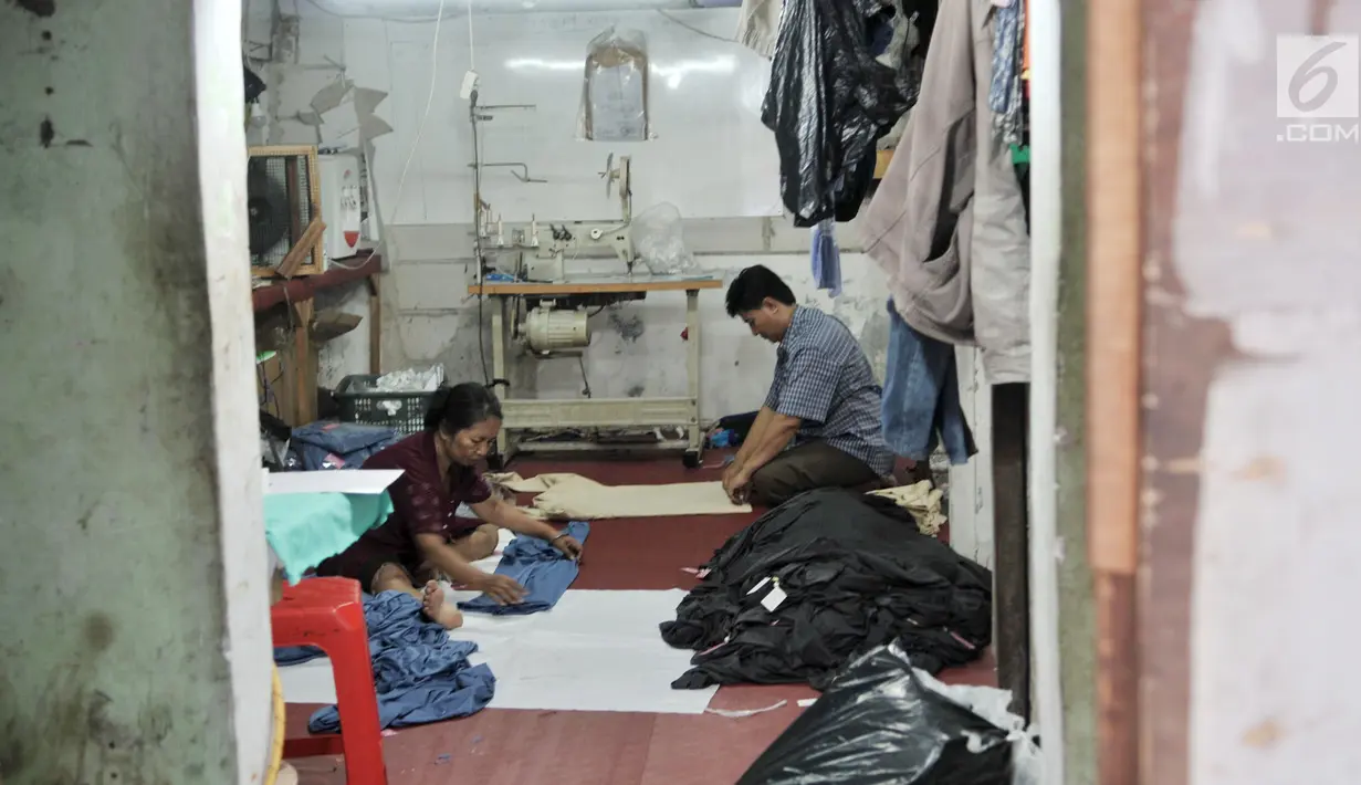 Pekerja menyelesaikan jahitan pesanan pelanggan di kawasan Tambora, Jakarta, Kamis (5/9/2019). Rendahnya penyerapan pasar dan lemahnya kebijakan safeguard dalam melindungi pelaku industri dalam negeri membuat industri tekstil dan produk tekstil (TPT) tertekan. (merdeka.com/Iqbal Nugroho)