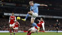 Pemain Manchester City, Erling Haaland berusaha mencetak gol ke gawang Arsenal pada laga pekan ke-23 Liga Inggris 2022/2023 yang berlangsung di Emirates Stadium, London, Kamis (16/02/2023) WIB. (AFP/Ian Kington)