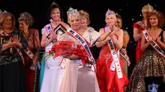 Miss New Jersey, Carolyn Slade Harden dinobatkan sebagai Miss Senior America 2017 di Atlantic City, New Jersey (19/10). Ajang kecantikan lansia tersebut diselenggarakan di Amerika Serikat setiap tahunnya. (AFP Photo/Timothy A. Clary)